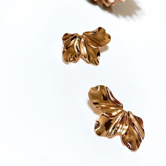 Textured flower earrings in gold M82 - Picture 5 of 7
